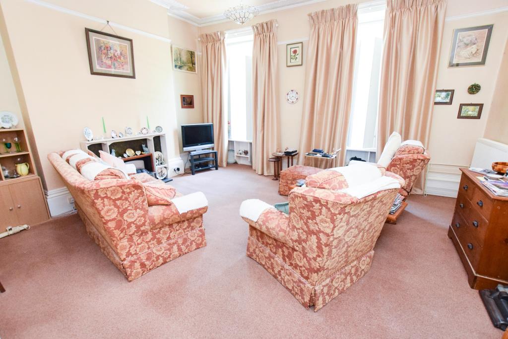 Lot: 74 - FREEHOLD INVESTMENT COMPRISING FIVE APARTMENTS WITH PARKING AND GARDENS - General view of living room flat 1